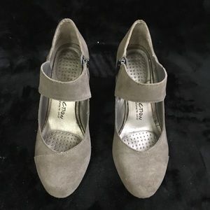 Kenneth Cole Reaction Suede Pumps